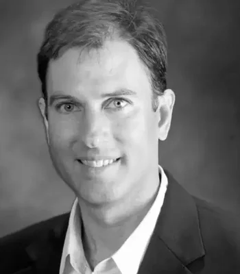 Portrait of Erik Asarian, Associate Broker.