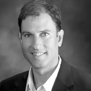 Portrait of Erik Asarian, Associate Broker